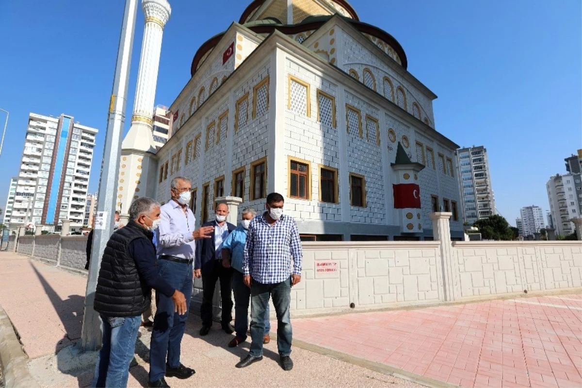 Başkan Tarhan cami inşaatını gezdi