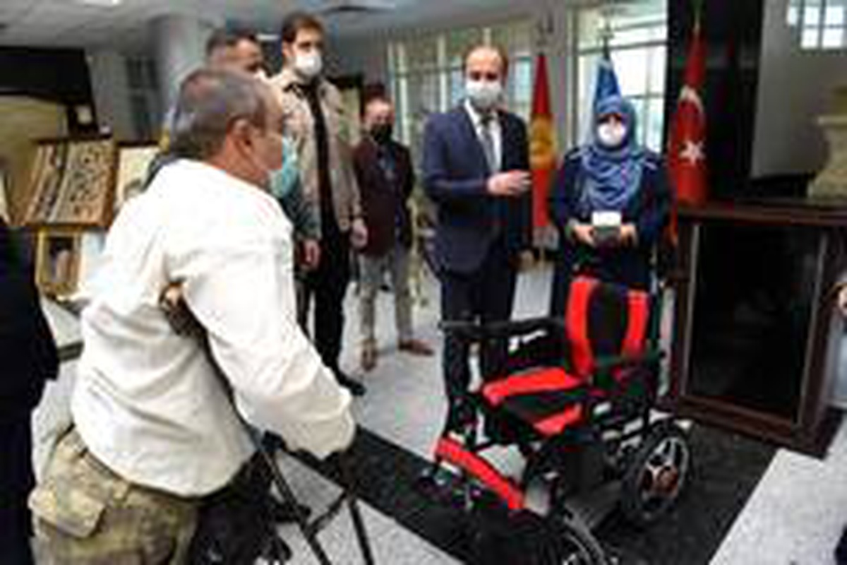 Çarşıda karşılaştığı engelliye tekerlekli sandalye hediye etti