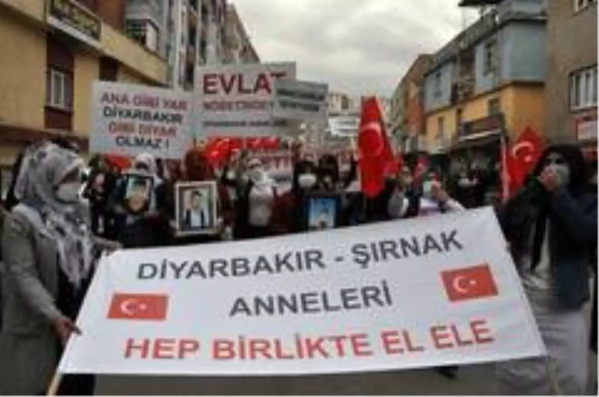 Diyarbakır anneleri Şırnak annelerine destek verdi, HDP\'li vekil acılı annelere parmak salladı