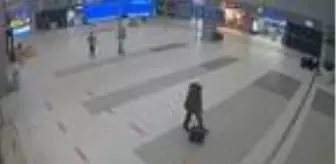 Havalimanında şüpheli yolcunun üzerinden100 cep telefonu cıktı