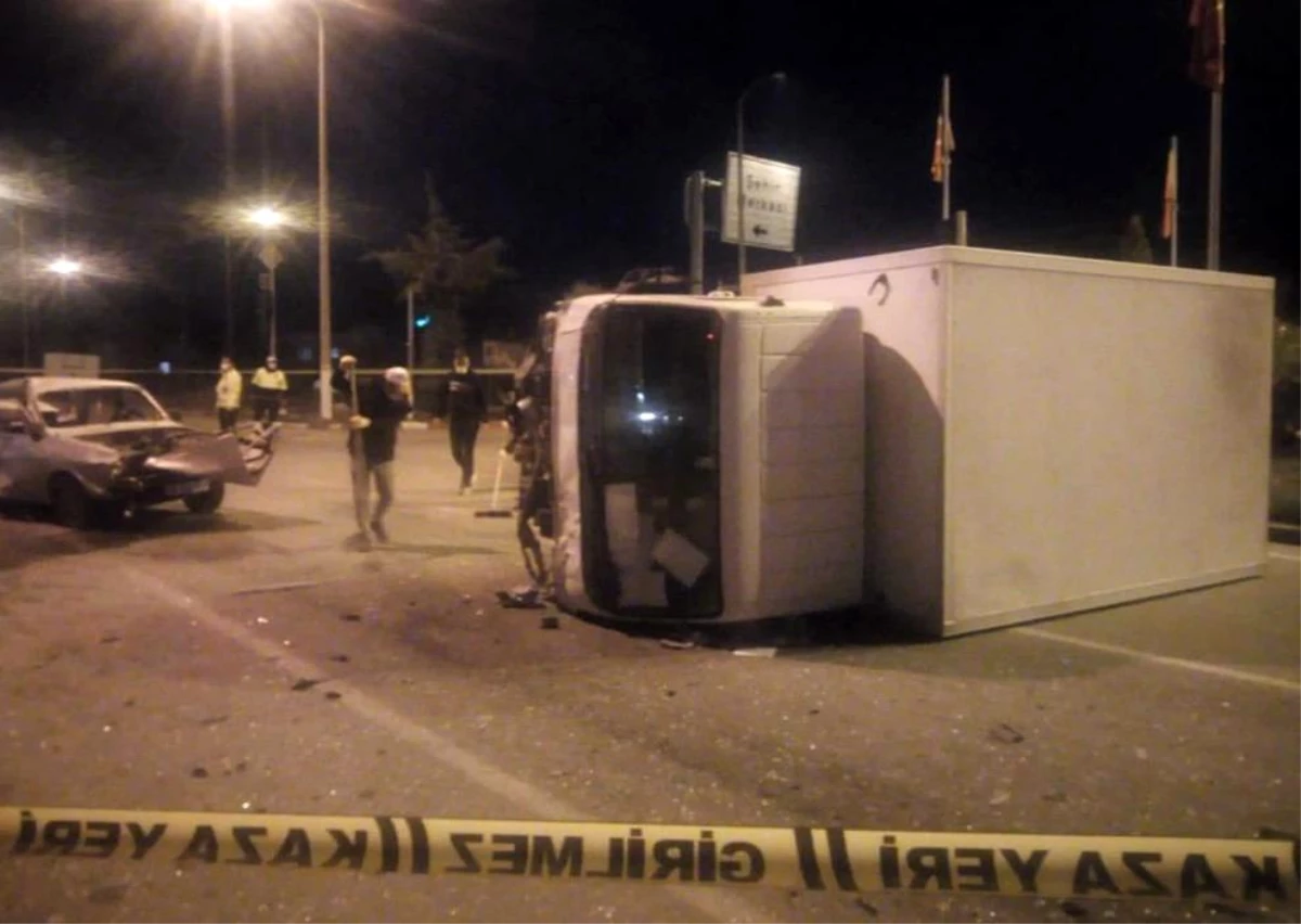 Isparta\'da kamyonet ile otomobil çarpıştı: 1 ölü, 5 yaralı