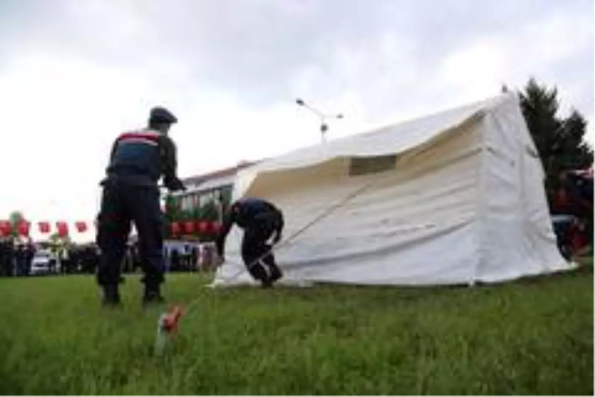 İzmir Depremi\'nde 7 dakikada kurulan deprem çadırını 5 dakikada kurdular