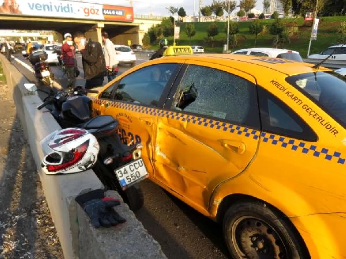 Son dakika! Kadıköy\'de zincirleme kaza: 2 motosikletli yaralandı