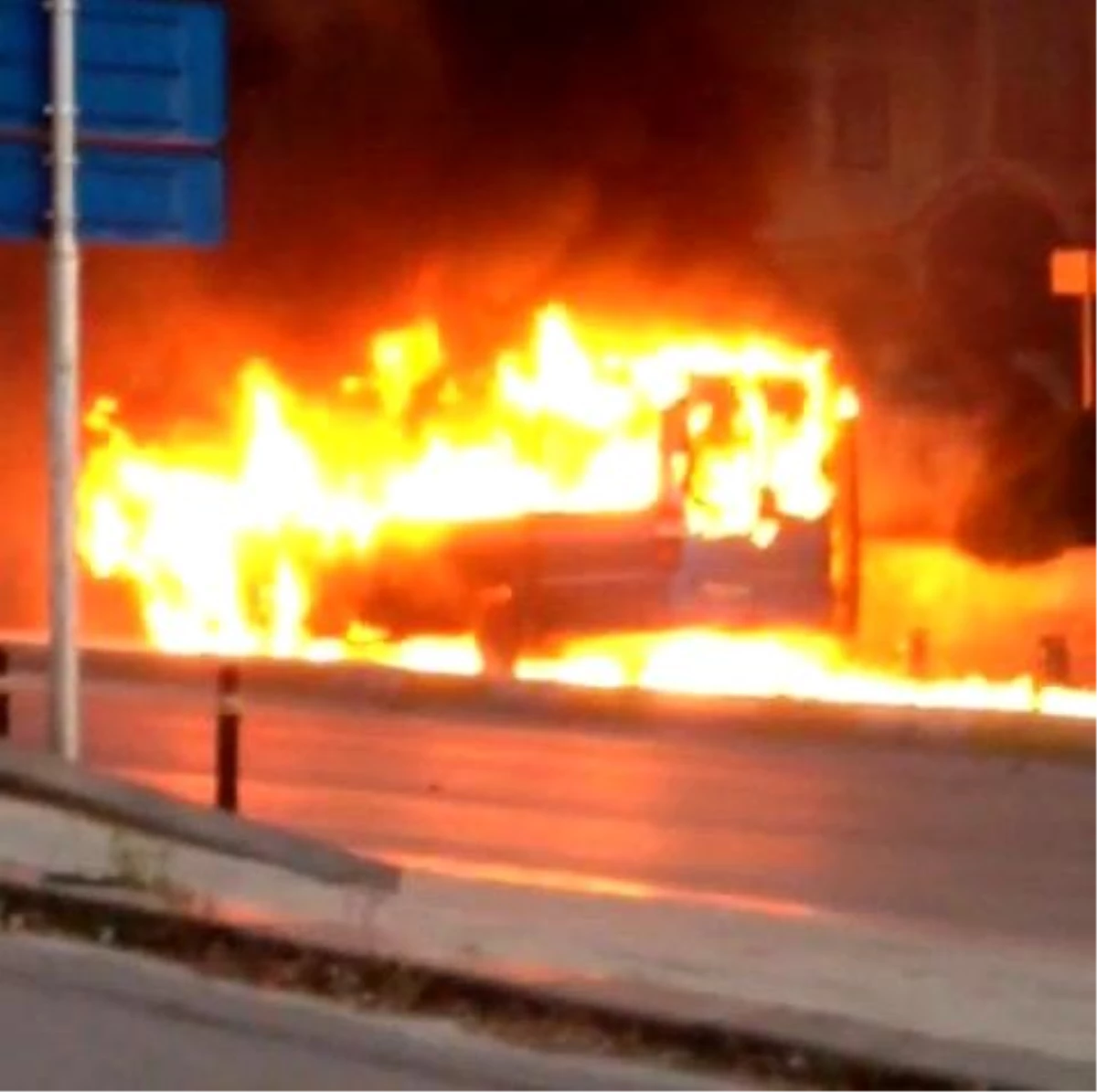 Maltepe\'de minibüs alev alev yandı, faciadan dönüldü