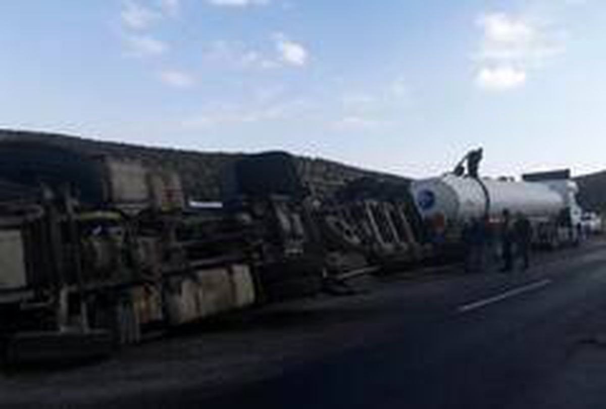 Mardin\'de ham petrol yüklü tır devrildi