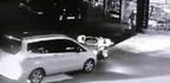 Otomobilin elektrikli bisiklete çarpma anı güvenlik kamerasına yansıdı