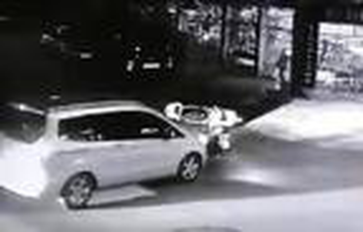 Otomobilin elektrikli bisiklete çarpma anı güvenlik kamerasına yansıdı