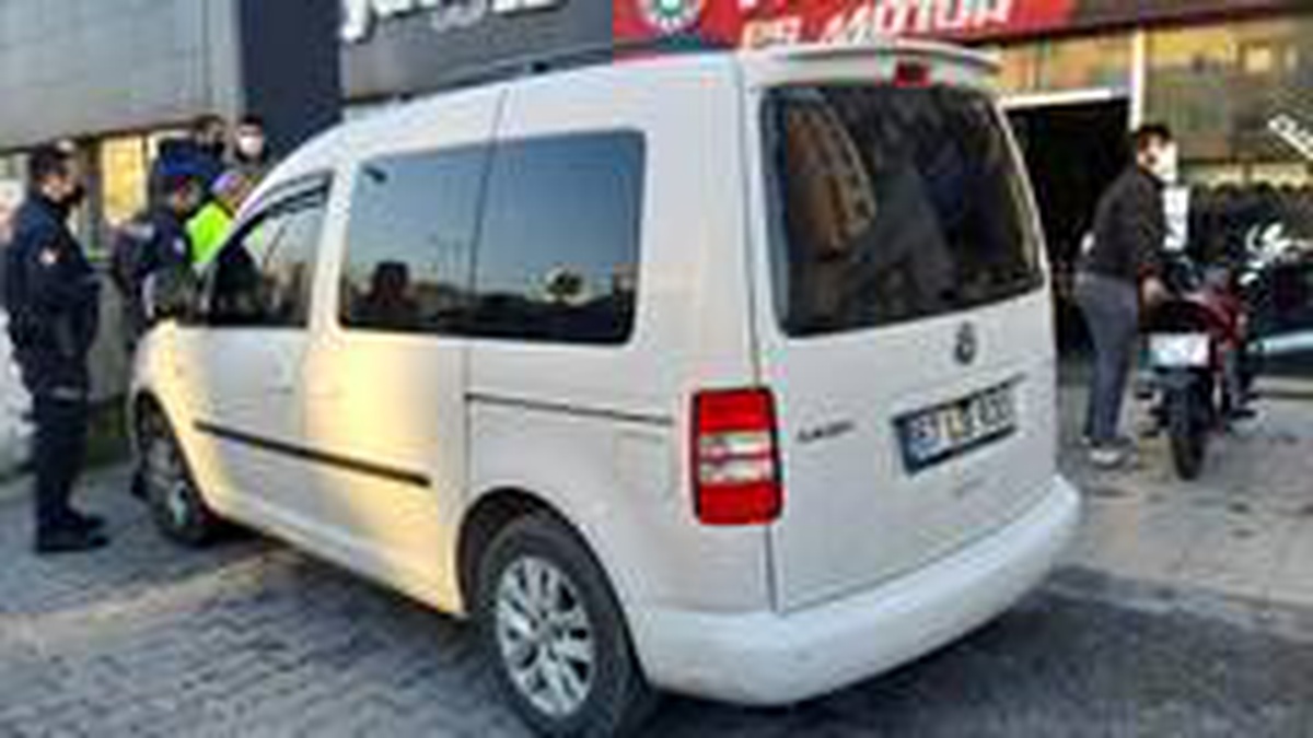 Park yerinden çıkarken motosiklete çarptı