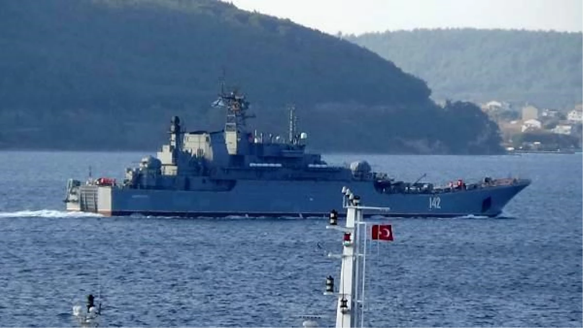 Rus savaş gemisi \'Novocherkassk\', Çanakkale Boğazı\'ndan geçti