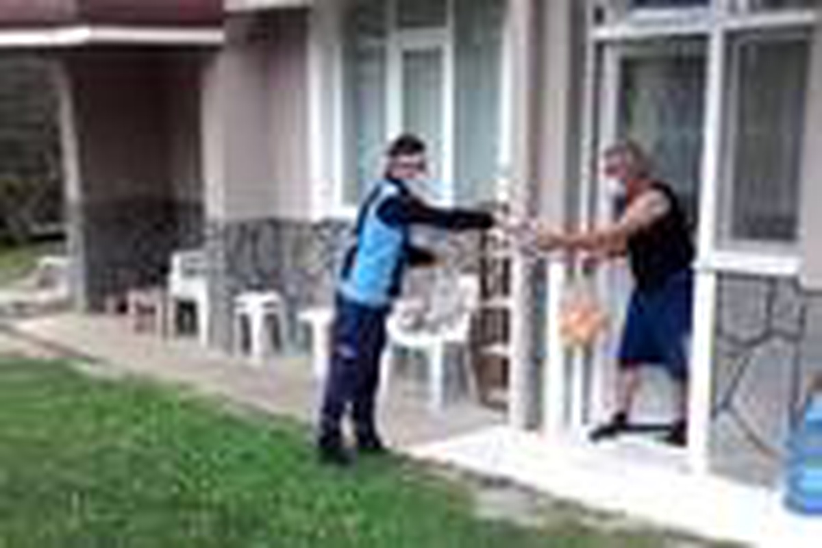 Zabıta ekipleri karantinadaki vatandaşların yardımına koşuyor