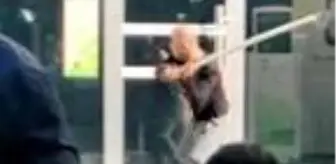 Son dakika: Zeytinburnu'nda banka şubesine sopalı saldırı kamerada