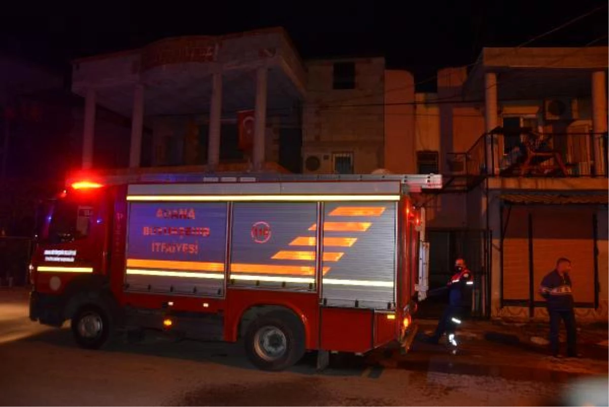 Adana\'da iki katlı evde çıkan yangında bir kadın dumandan etkilendi