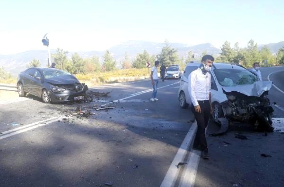 Antalya\'da hafif ticari araç ile otomobil çarpıştı: 6 yaralı