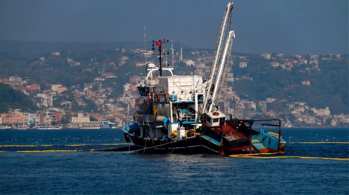 Balıkçı tekneleri, İstanbul Boğazı\'nın eşsiz manzarasıyla birleşti