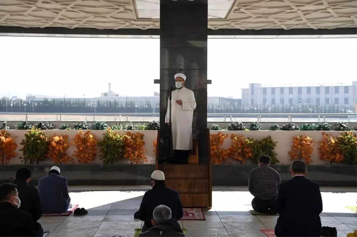 Başkentte cuma namazı kıldıran Erbaş, okuduğu hutbede de temizliğin önemine dikkati çekti