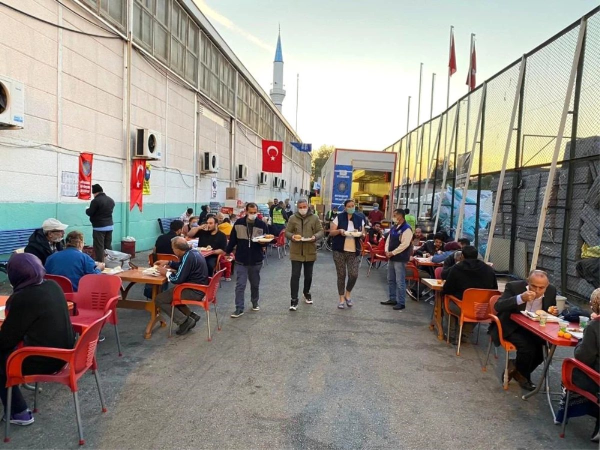 Diyarbakır Büyükşehir Belediyesi aşevi tırı İzmir\'de hizmetini sürdürüyor