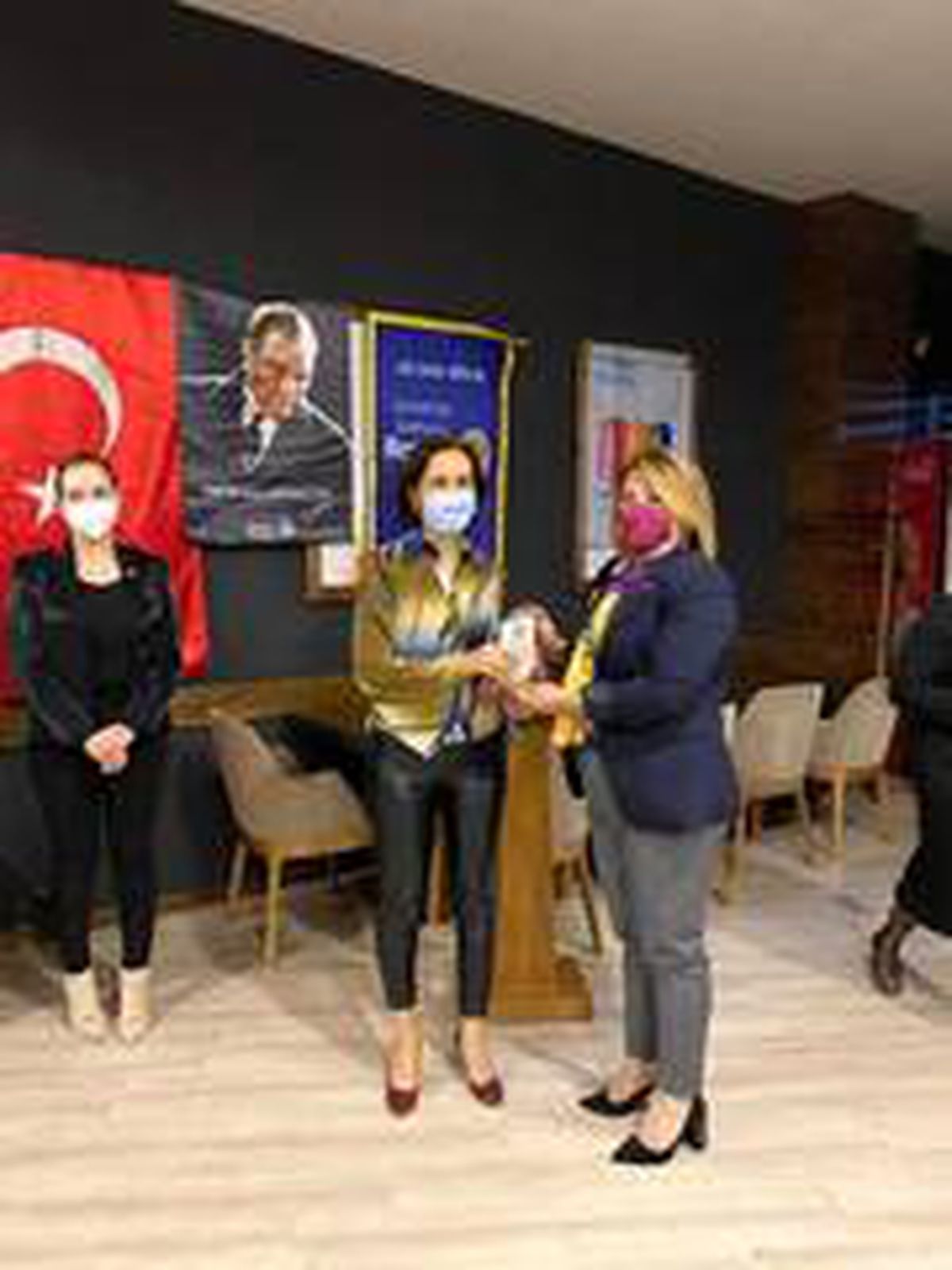 Dr. Belgin İkidağ\'a üstün hizmet ödülü