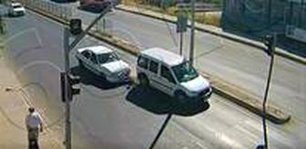 Kırmızı ışığı fark etmeyen otomobil sürücüsü öndeki kamyonete böyle çarptı