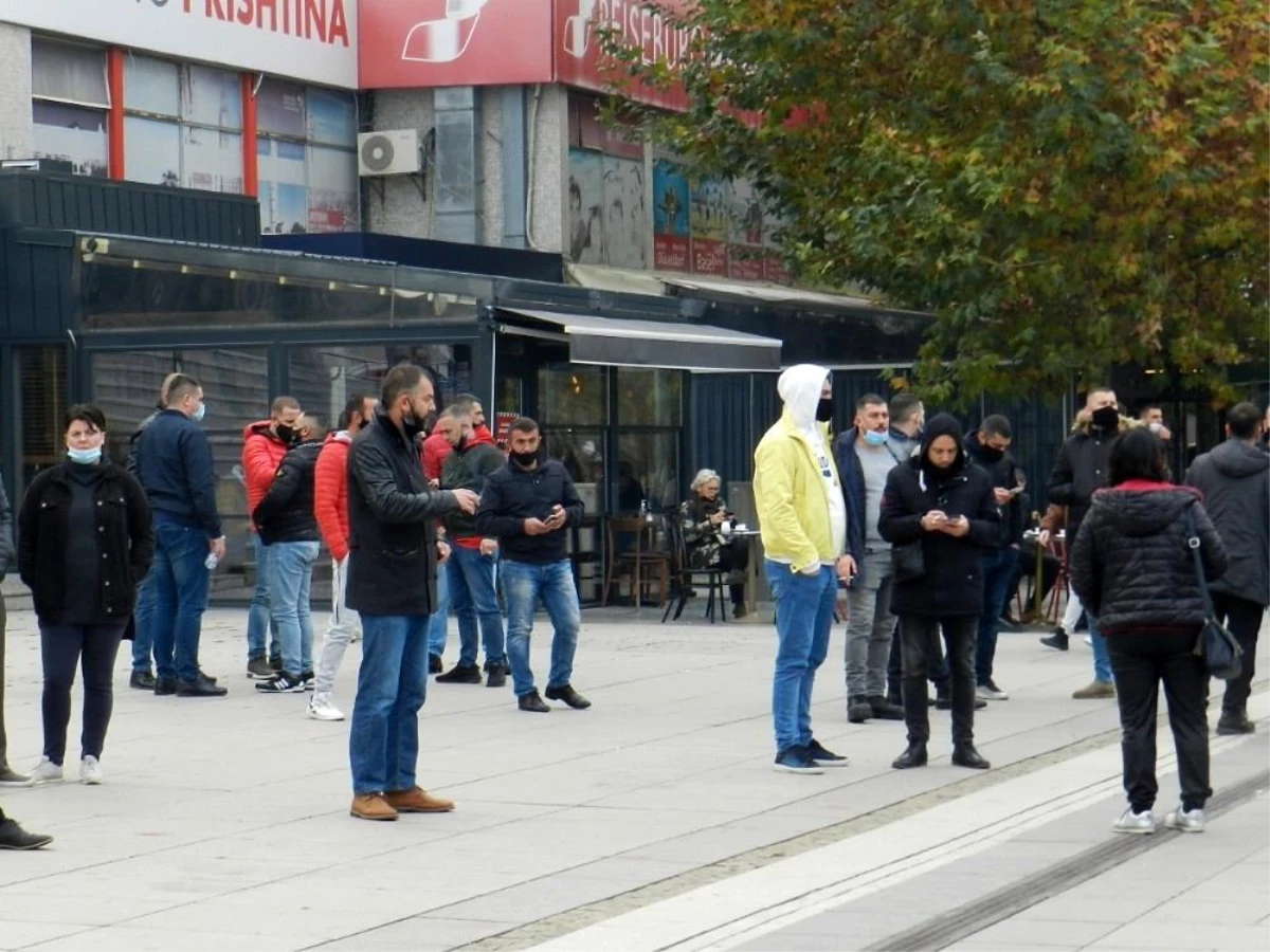 Kosova\'da Yeni Covid-19 Tedbirleri Protesto Edildi