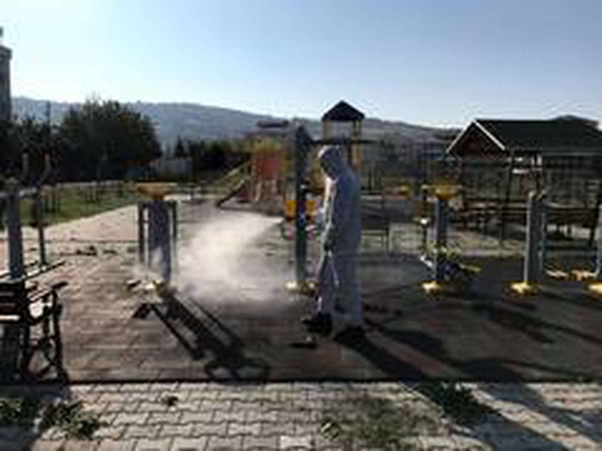 Parklar çocuklar için dezenfekte ediliyor