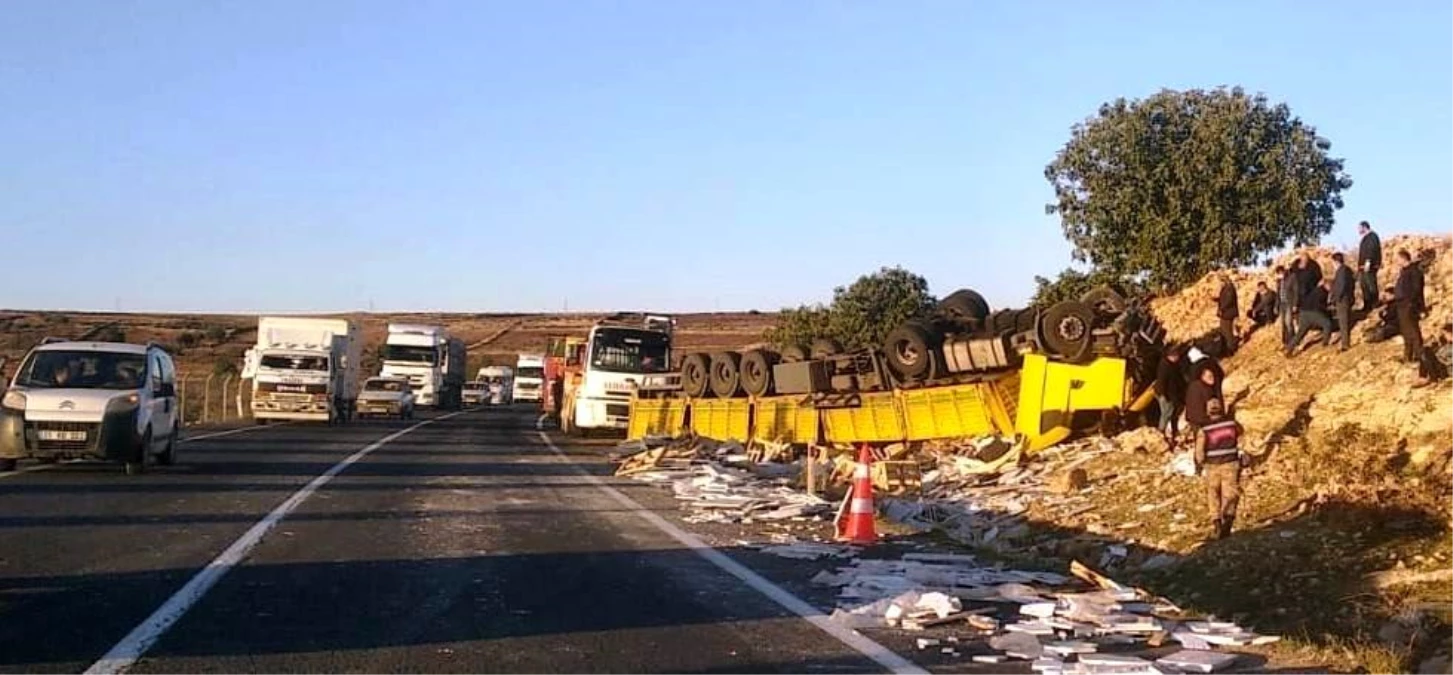 Şanlıurfa\'da mermer yüklü tır devrildi: 1 yaralı