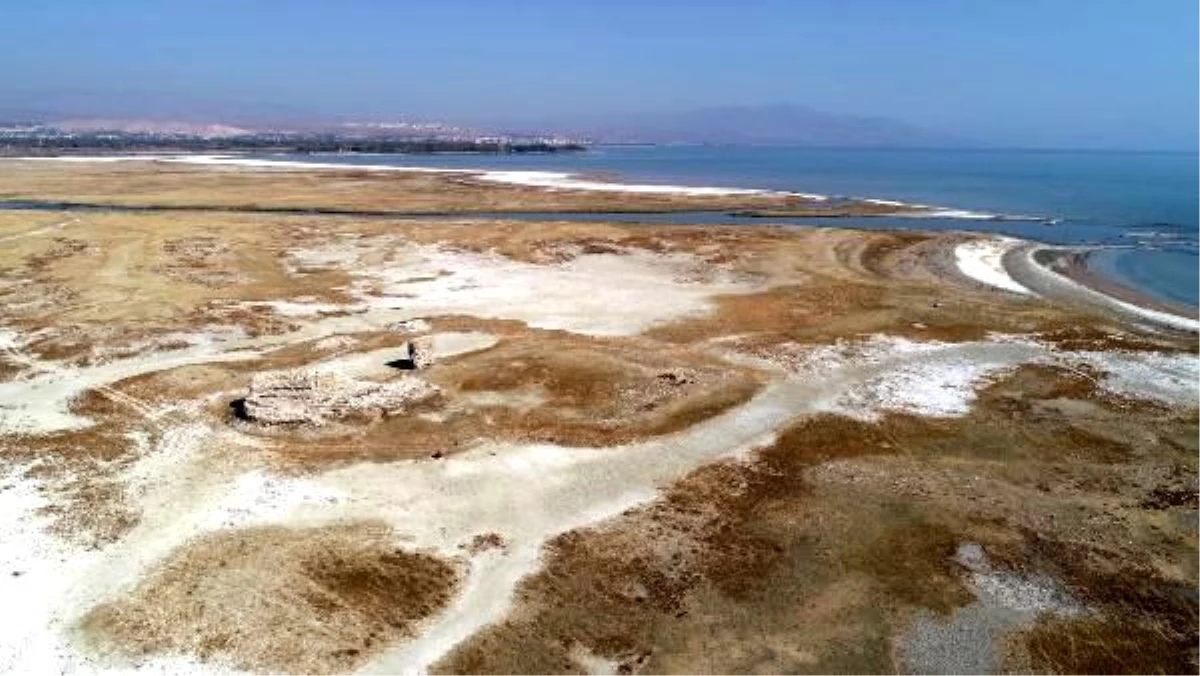 Van Gölü çekilince tarihi Erciş Kalesi ortaya çıktı, bilim insanları küresel iklim değişimine dikkat çekti