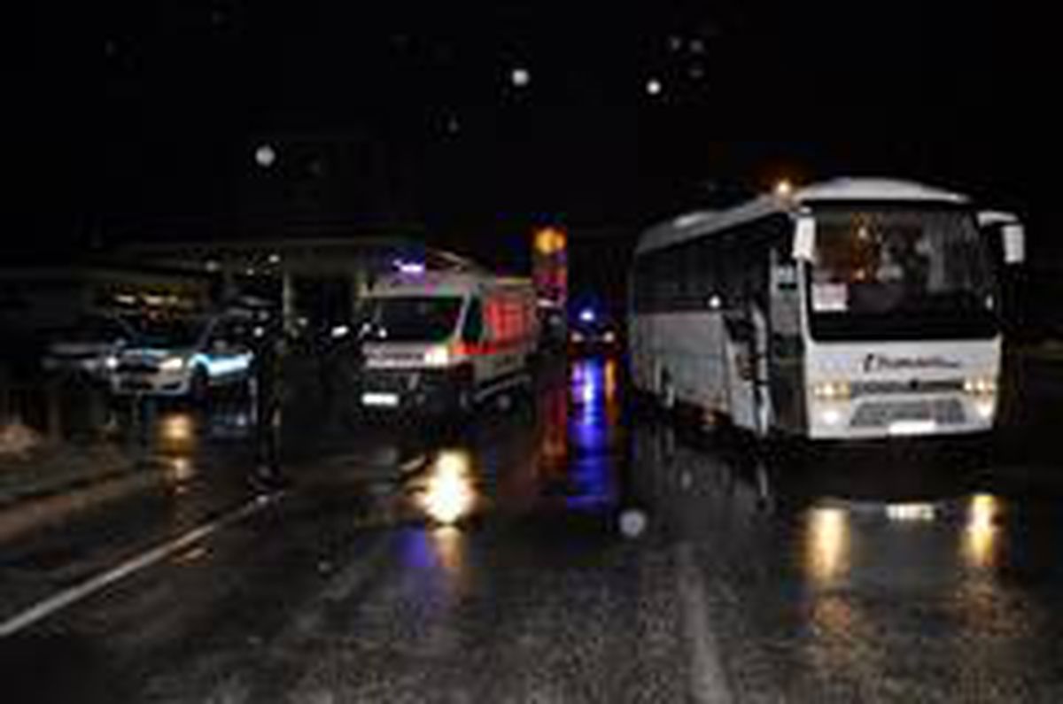Son dakika 3. sayfa: Ambulans ile servis çarpıştı: 1 yaralı