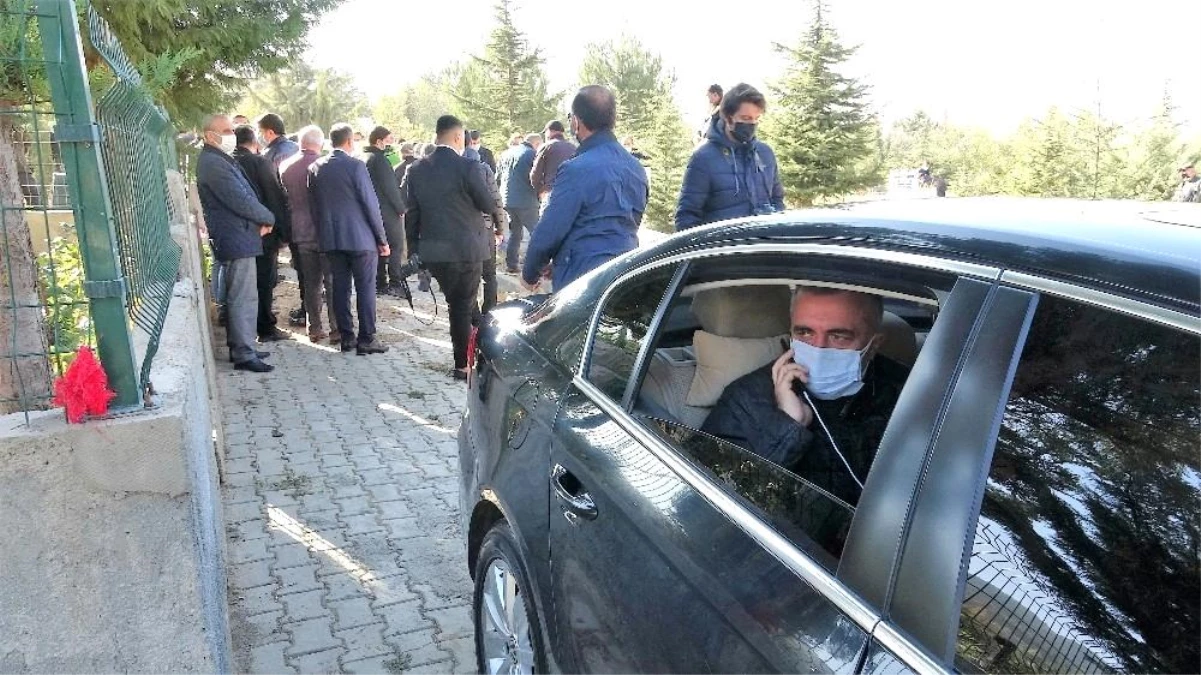 Annesinin cenazesine makam aracında katıldı