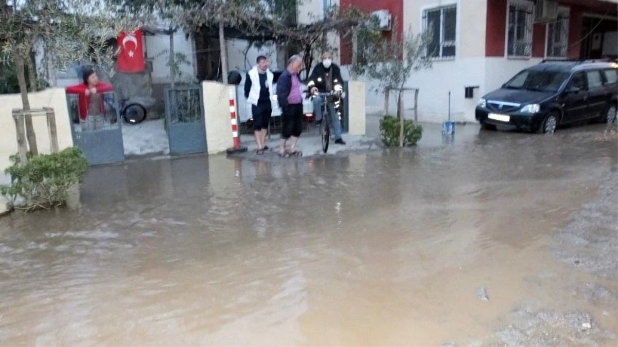 Boru patladı, caddeyi su bastı