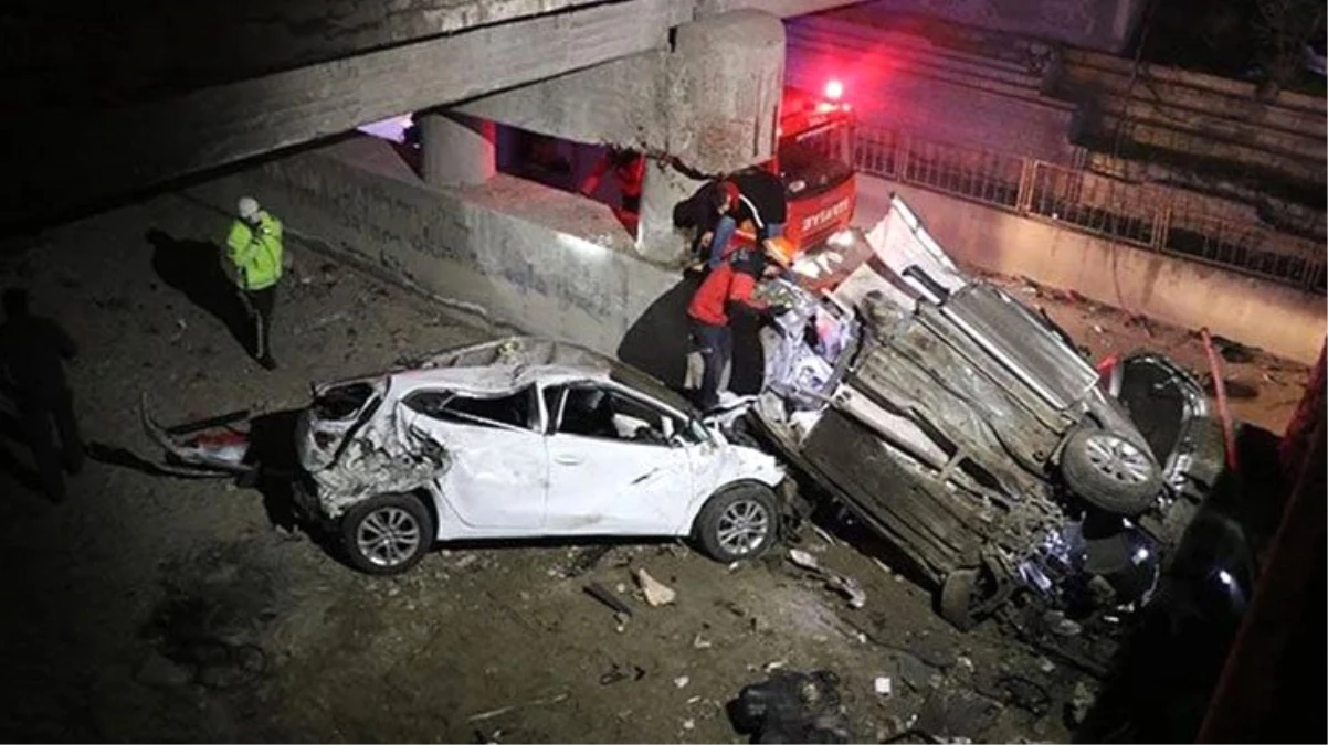 Bolu\'da 2 otomobil 4 metrelik köprüden aşağı uçtu: 3 yaralı