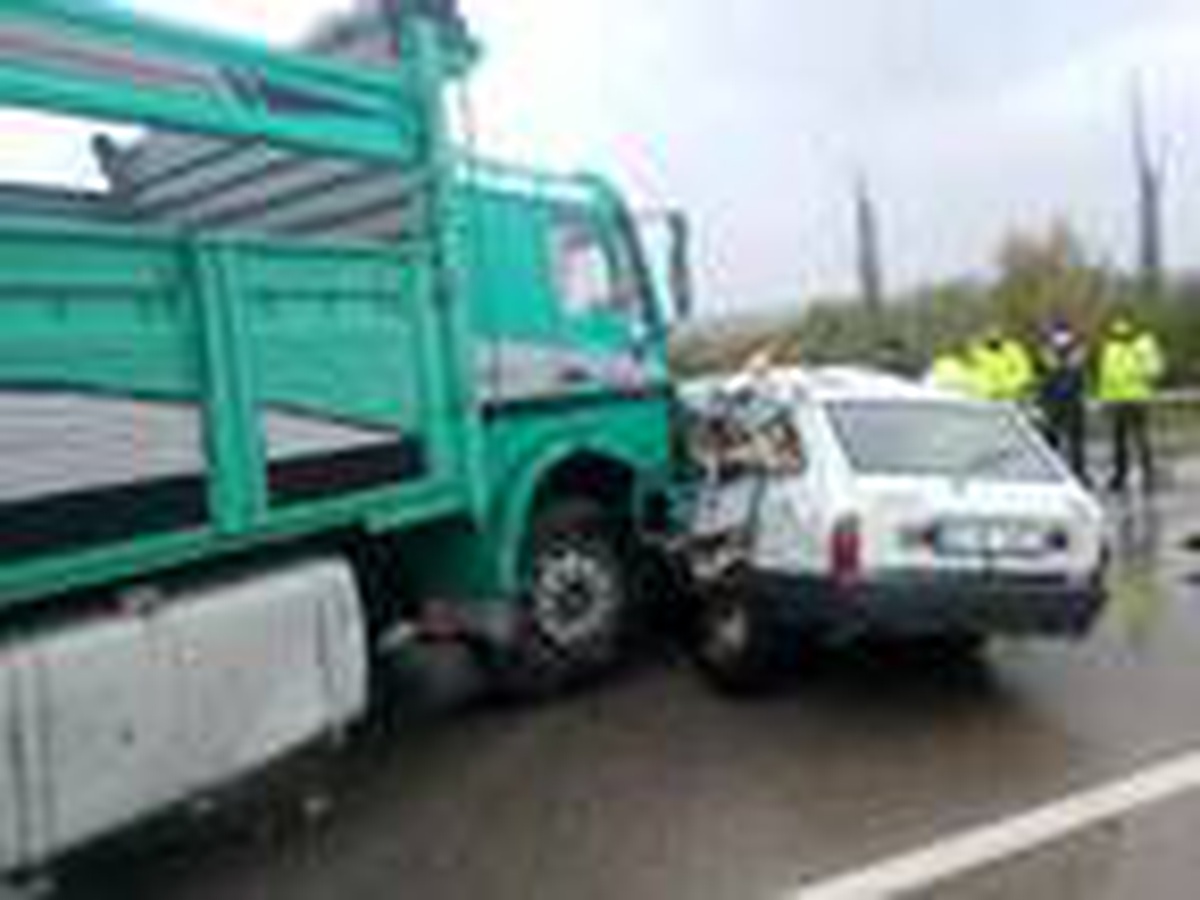 Bursa\'da kamyon, otomobile çarptı: 1 ölü, 1 yaralı
