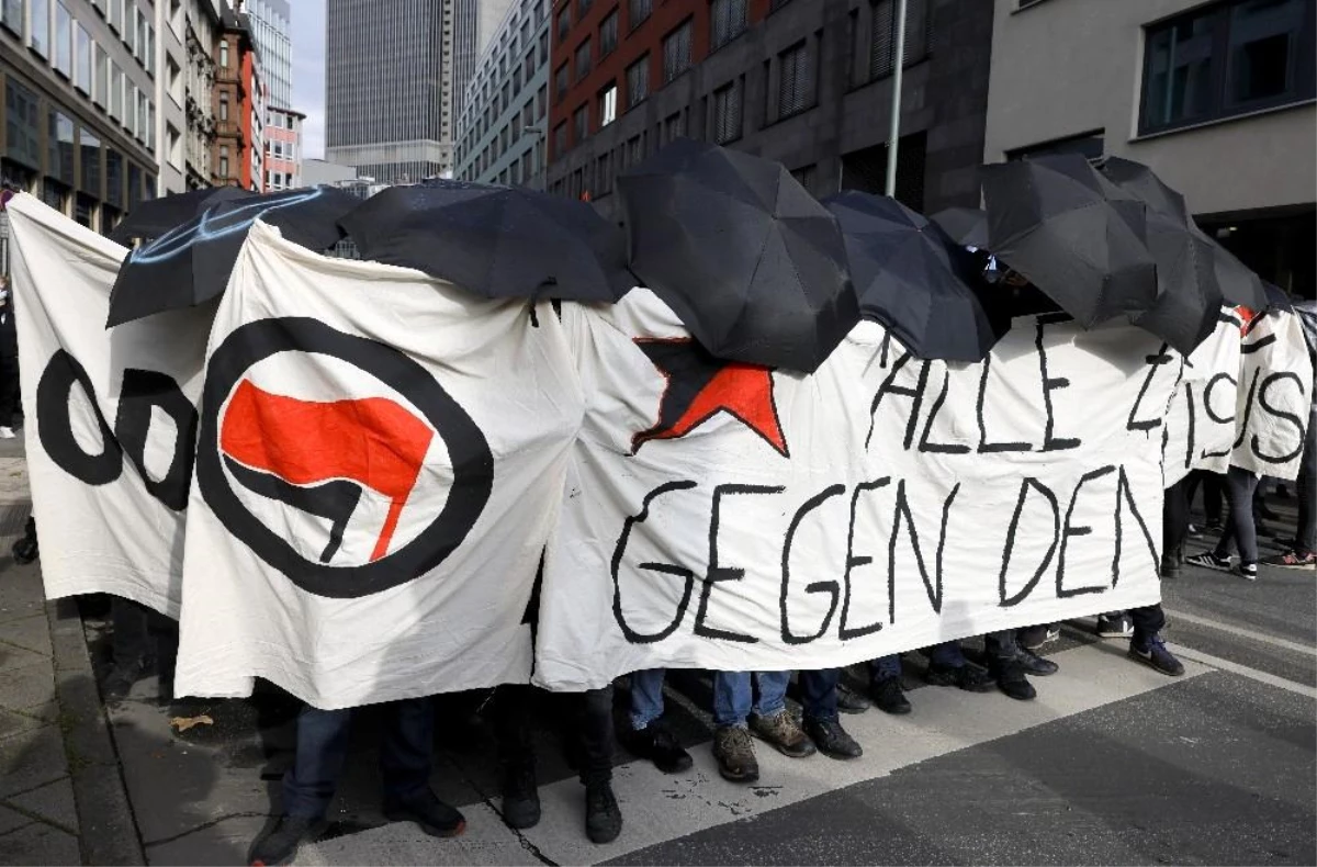 Frankfurt\'ta Covid-19 önlemleri karşıtı protestoya polis müdahalesi