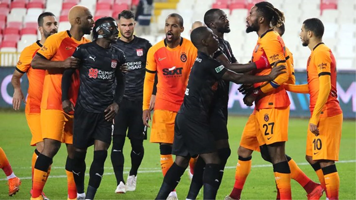 Galatasaraylı Luyindama milli takımda sakatlandı ve maç kadrosundan çıkarıldı