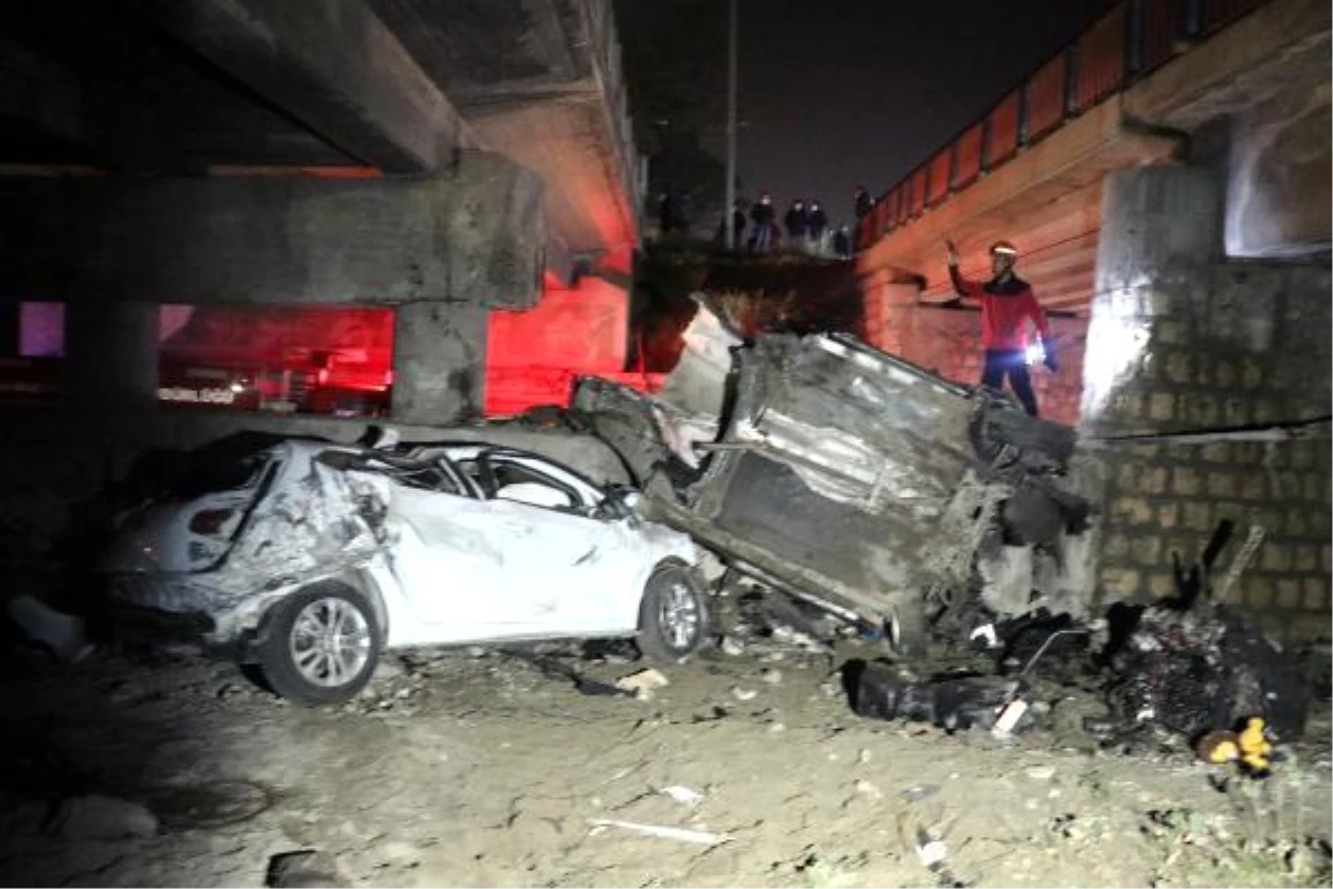 İki otomobil köprüden uçtu 3 yaralı