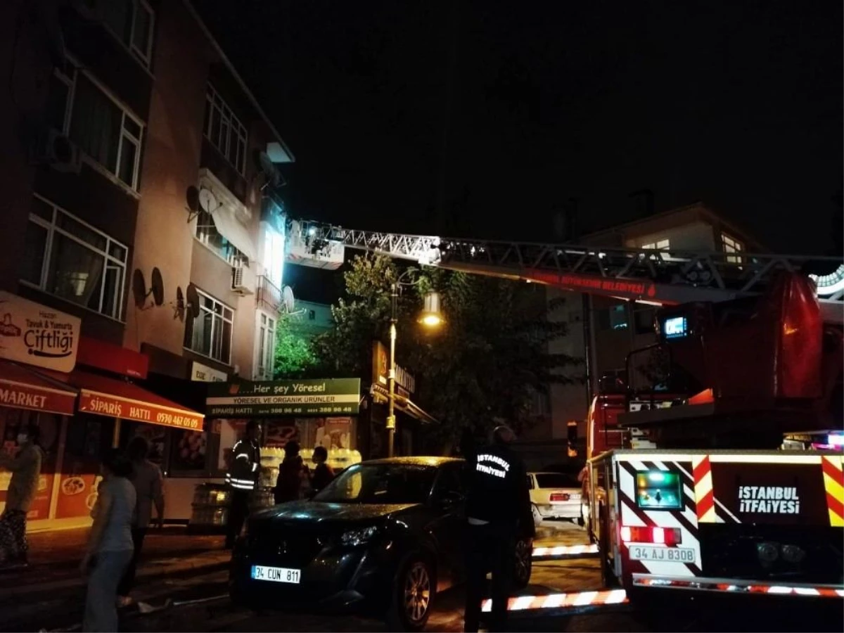 Son dakika 3. sayfa: Maltepe\'de üç katlı binada çıkan yangında can pazarı: 15 kişi kurtarıldı