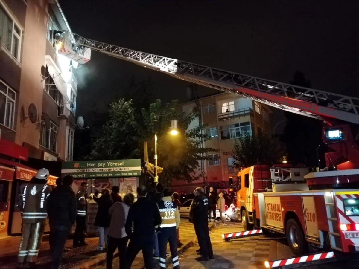 Son Dakika | Maltepe\'de üç katlı binada çıkan yangında can pazarı: 15 kişi kurtarıldı