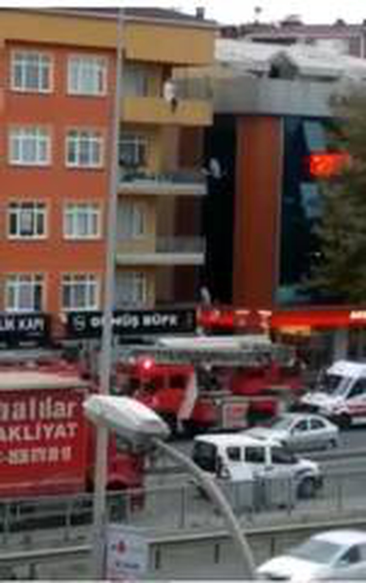 Polisin intihar etmek için balkona çıkan kadını kurtardığı anlar kamerada