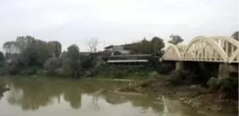 Sakarya Nehrinde balıkçılar tarafından balçığa saplanmış erkek cesedi bulundu