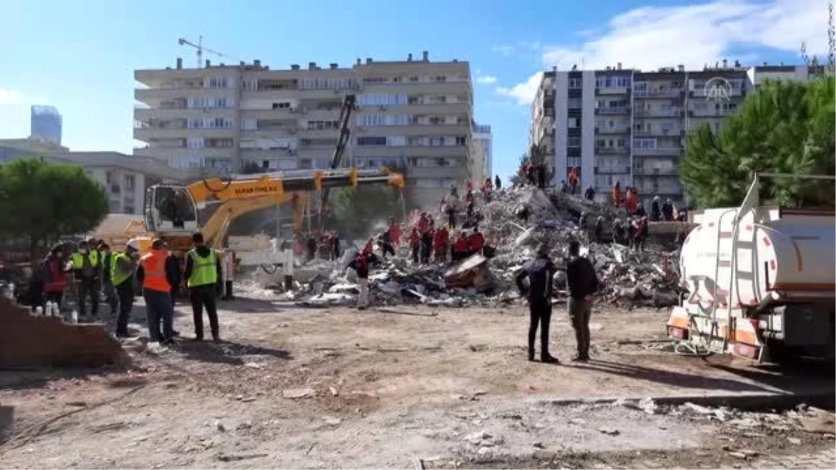 Yalova\'dan 21 yıl sonra İzmir\'de yaşadıkları deprem nedeniyle korkudan hasarsız evlerine giremiyorlar