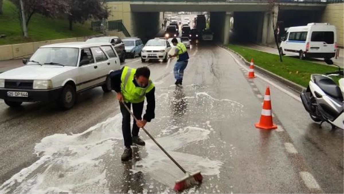 Yola dökülen motor yağı, sürücülere zor anlar yaşattı