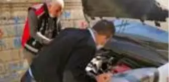 Aracın motoruna sıkışan kediyi itfaiye ekibi kurtardı