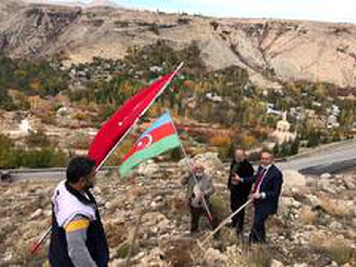 Azerbaycan bayrağı gölgesinde Darende\'de fidan dikimi