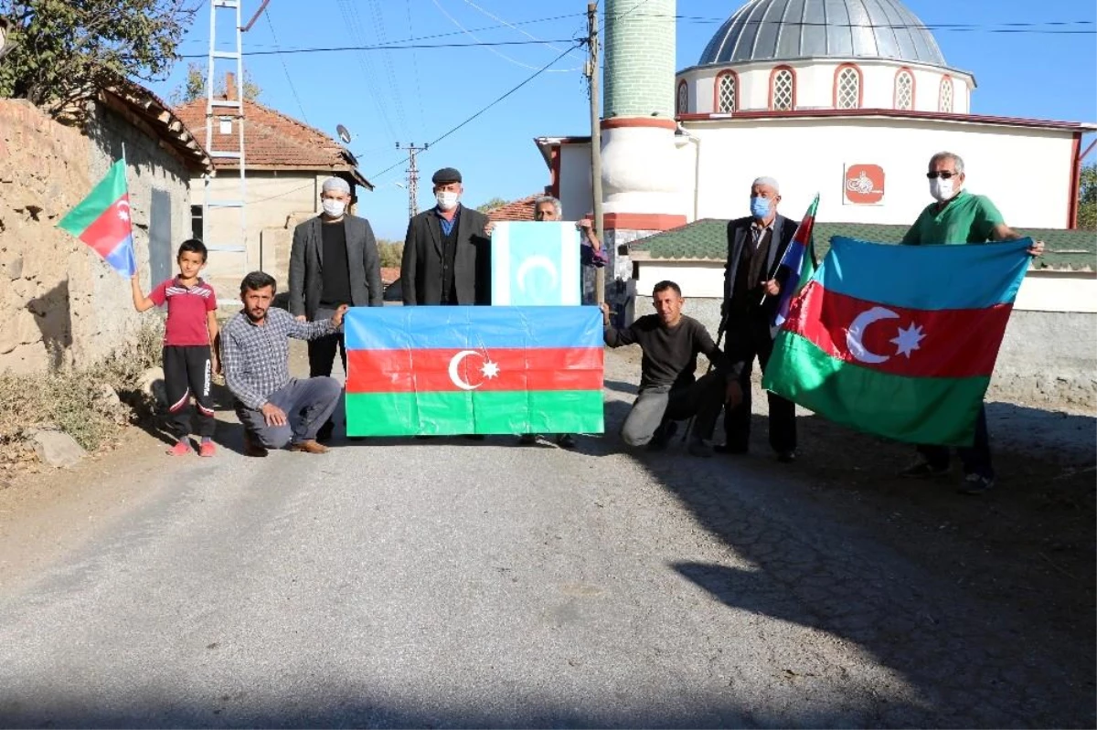 Azerbaycan\'ın zaferi sonrası köylerini bayraklarla donattılar