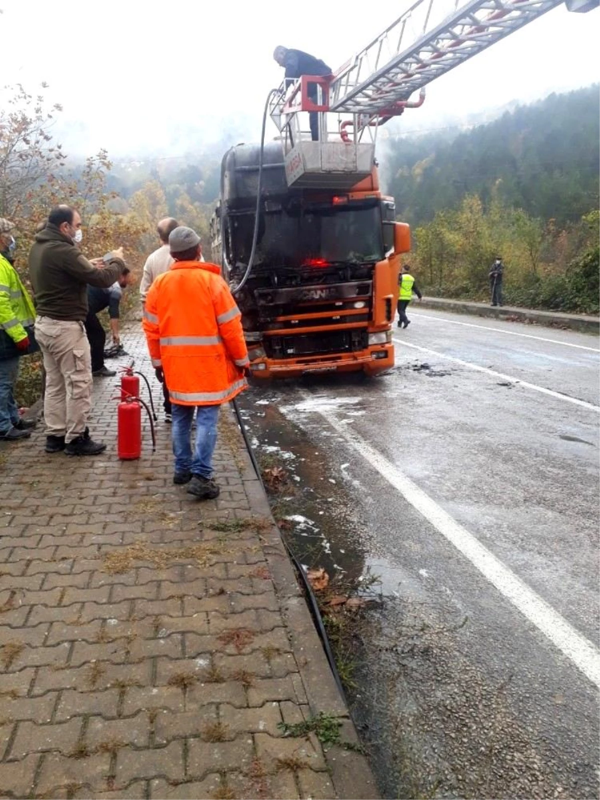 Seyir halindeki tır alev aldı