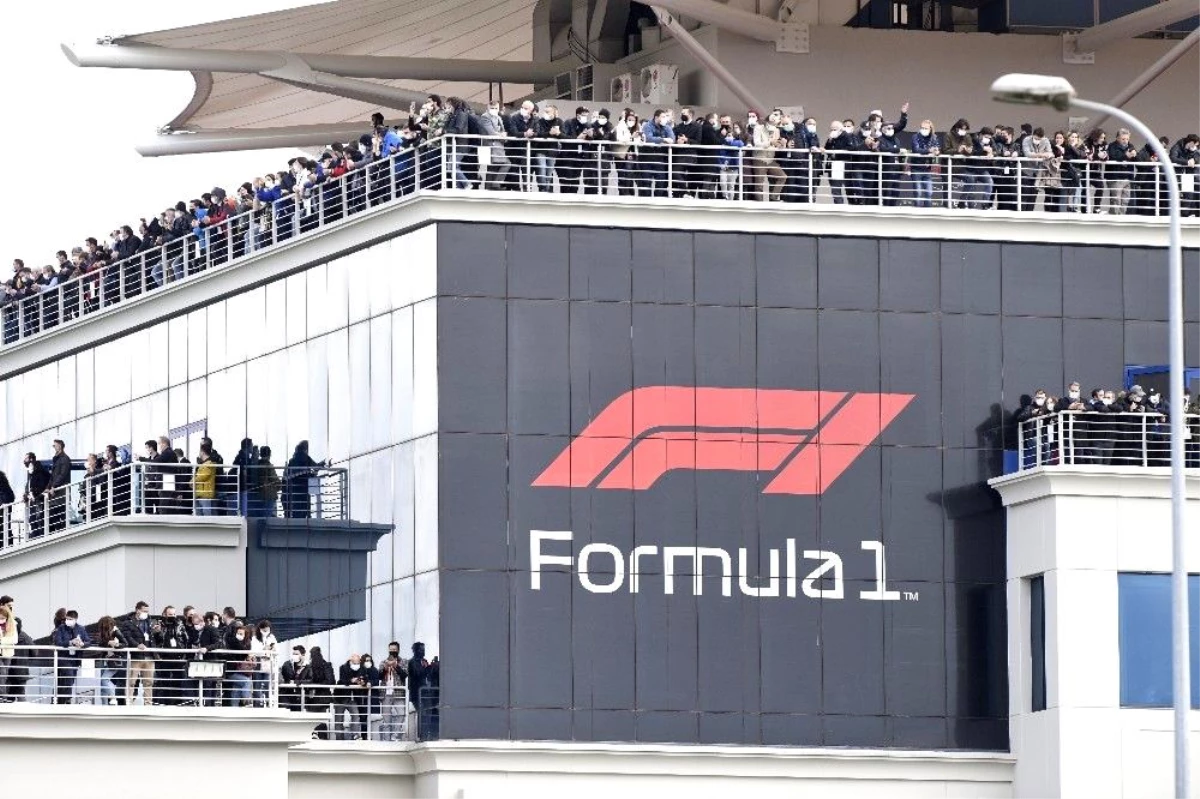 Formula 1 tutkusu korona kurallarını dinlemedi! Balkonlar, davetlilerle dolup taştı