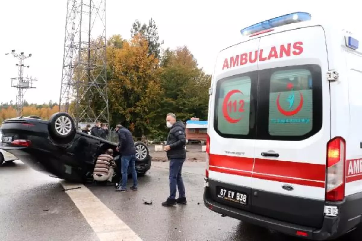 Kavşakta iki otomobil çarpıştı: 3 yaralı