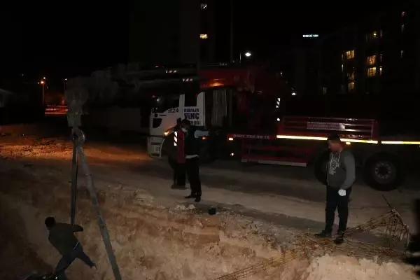 Otomobil kanalizasyon çukuruna düştü: 3 yaralı Otomobil kanalizasyon çukuruna düştü: 3 yaralı