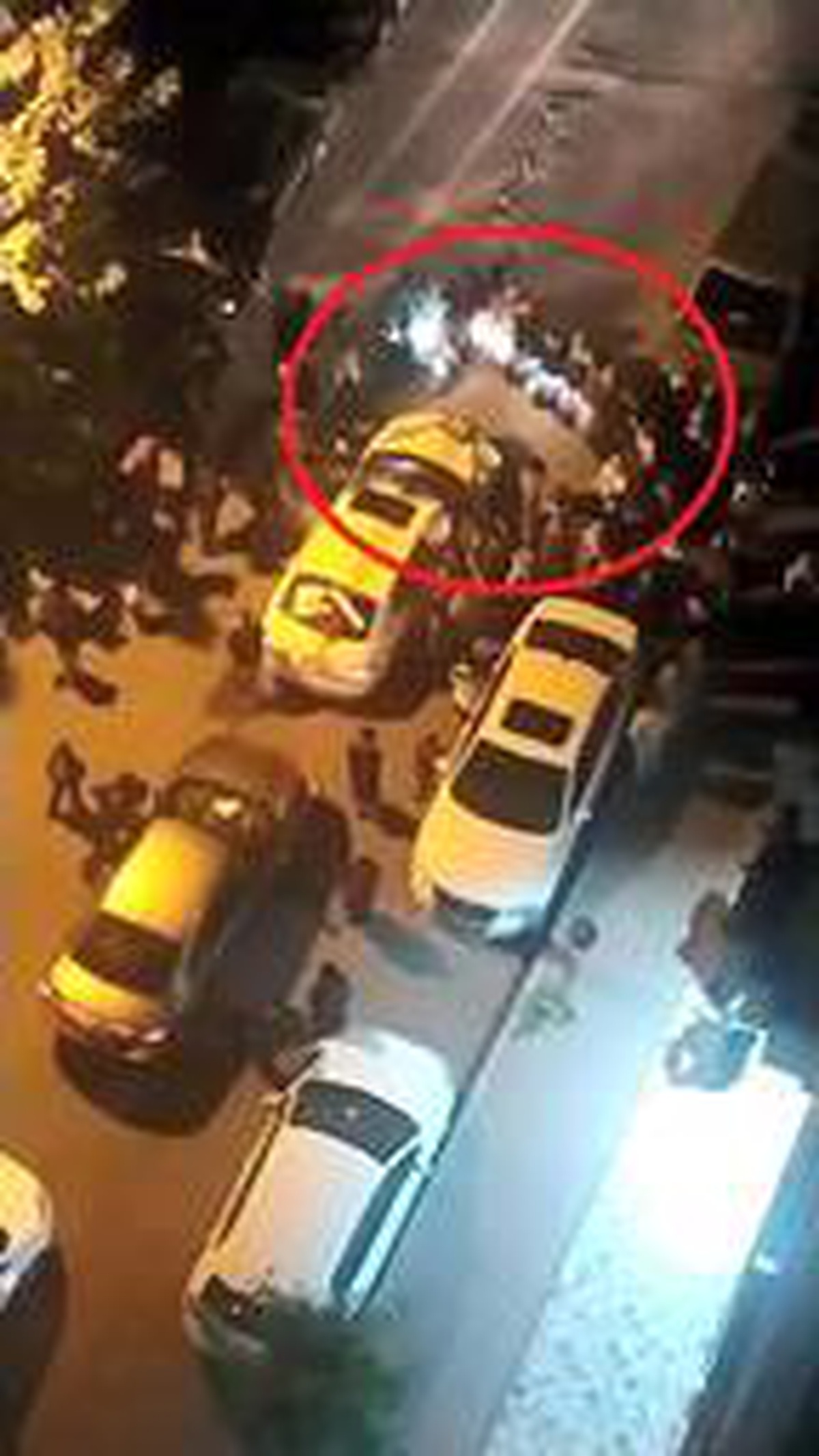 Sosyal mesafe ve maske kuralını ihlal edip, zılgıtlar eşliğinde halay çektiler