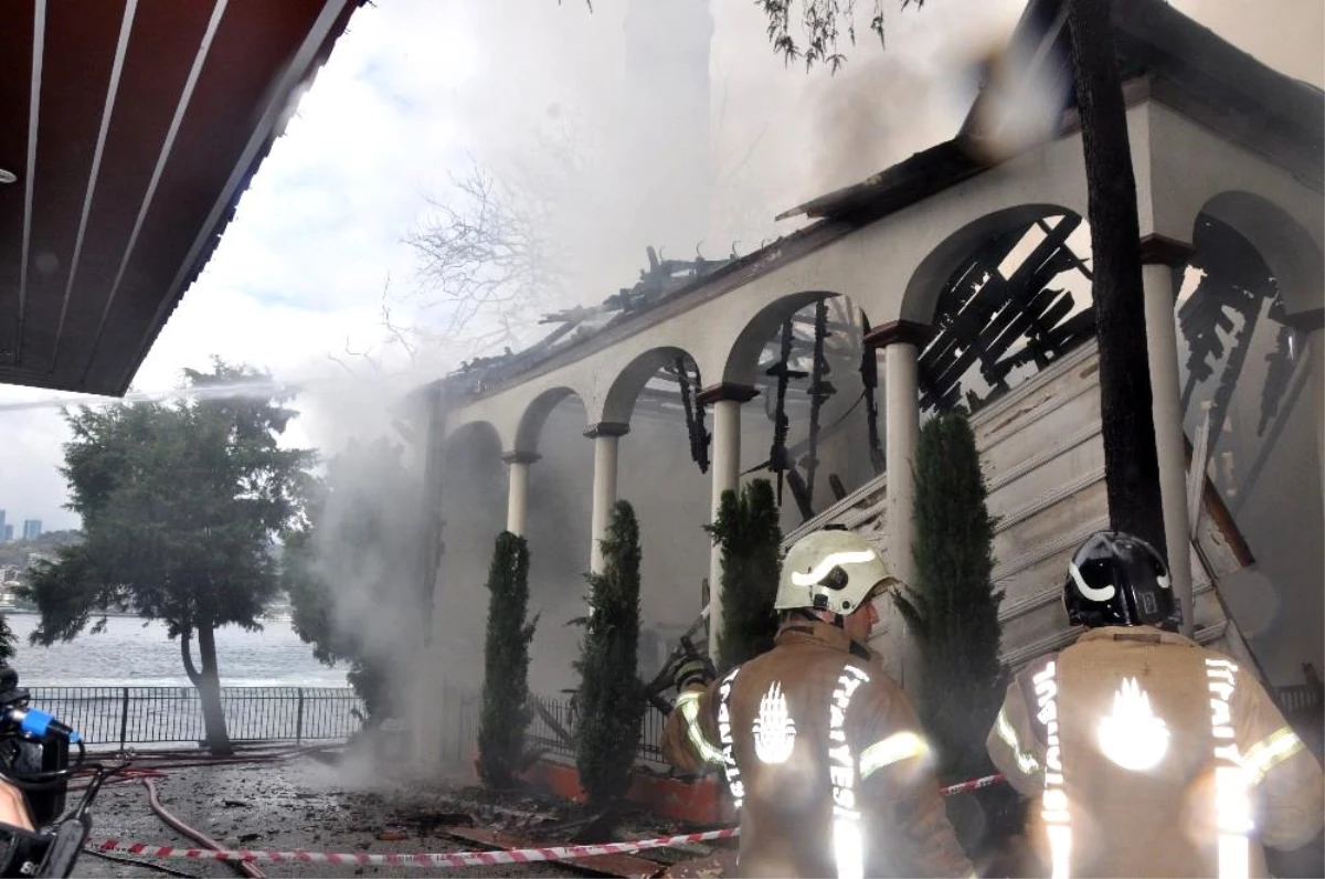Son dakika: Tarihi Vaniköy Camii\'nde çıkan yangın söndürüldü, cami imamı sinir krizi geçirdi