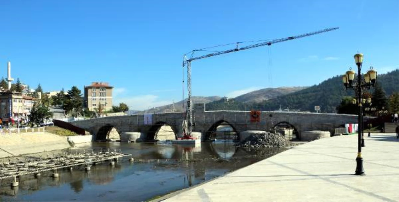 770 yıllık tarihi köprüdeki sprey boyalar silindi